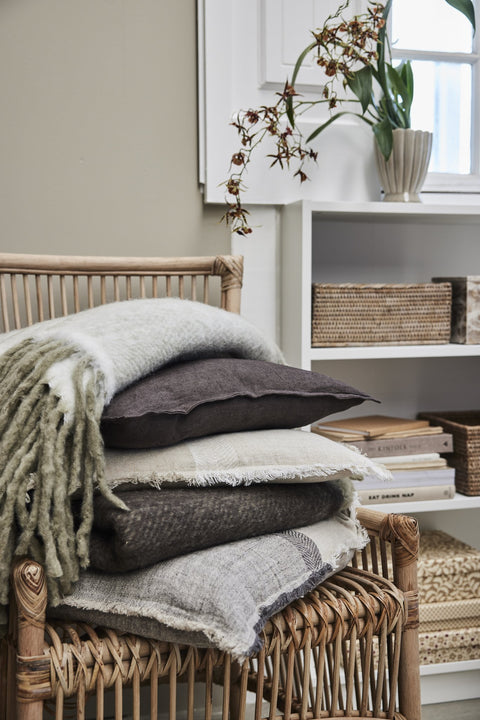 Essia throw 170x130 cm. off white