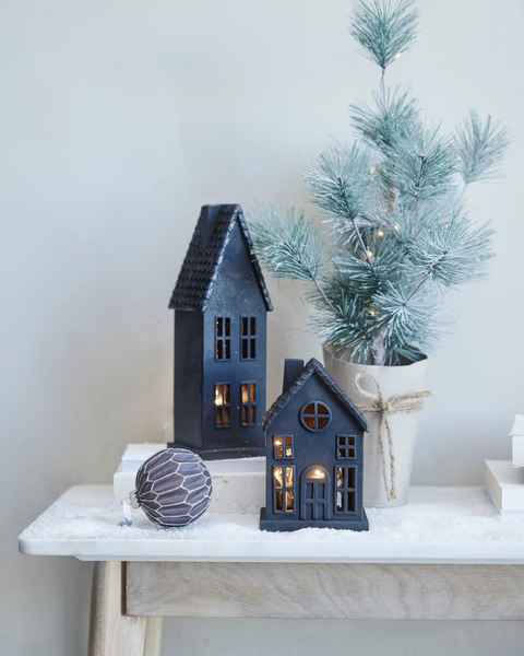 The dark Christmas decorations are perfect for creating a modern and more chic atmosphere when you decorate for Christmas - Lene Bjerre 